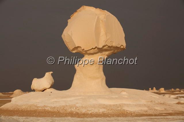 egypte desert libyque 32.JPG - "Le champignon et le poulet" comptant parmi les formations rocheuses les plus emblématiques du désert blancEgypte